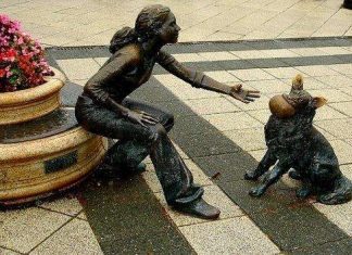 Скульптура Дівчина, що гралася з собакою