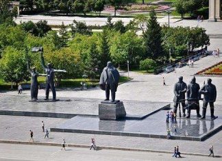Монументальна композиція на площі Леніна