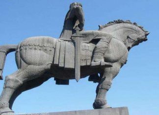 Памятник Царю Вахтангу Горгасалі