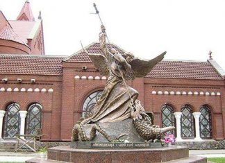 Памятник Архангелу Михаїлу