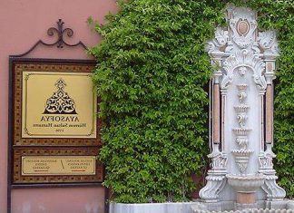 Фонтан біля бань Роксолани