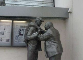 Памятник Афоні і штукатурові Колі