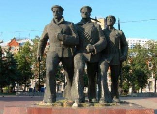 Памятник трьом матросам