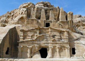 Обеліск гробниці