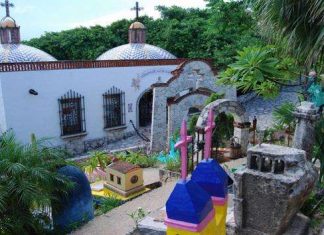 Будинок Шепоту в парку Шкарет