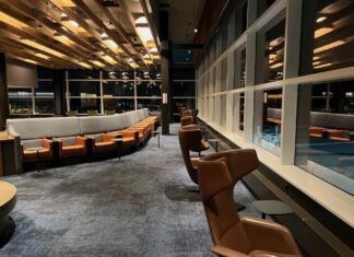 Alaska and Hawaiian Airlines: чи варто заробляти елітний статус за допомогою кредитних карток?