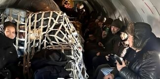 Pasajeros obligados a volar en un avión de carga modificado en Rusia