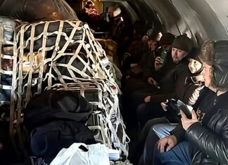 Пасажири, змушені летіти на модифікованому вантажному літаку в Росії