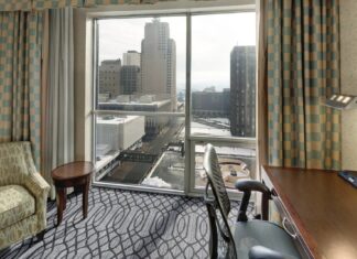 Готель St. Paul евакуює гостей на тлі зростаючих протестів проти імміграційної політики