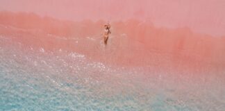 Самые красивые пляжи с розовым песком в мире: путеводитель для путешественников