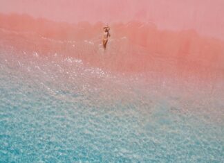 Самые красивые пляжи с розовым песком в мире: путеводитель для путешественников