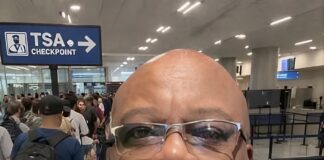 Przedsiębiorczy biznesmen czerpie zyski z chaosu na lotniskach, oferując obsługę kolejek