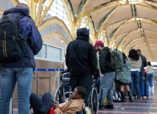 Хаос в аеропортах: Закриття TSA призводить до затримок та масового догляду співробітників