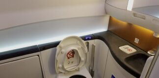 Palubní průvodčí žaluje leteckou společnost po vyhození sporu o toaletu