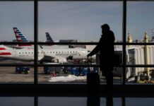 Близькосхідний конфлікт викликав падіння акцій авіакомпаній та порушив глобальні авіаперевезення