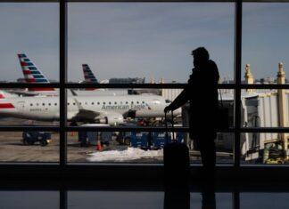 Близькосхідний конфлікт викликав падіння акцій авіакомпаній та порушив глобальні авіаперевезення