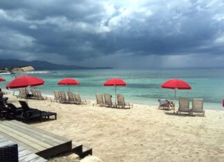 JetBlue Vacations Тепер Гарантує Сонце на Ямайці: Виплати $500 за Несподіваний Дощ