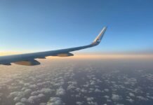 Етикет штор у літаку: хто вирішує?