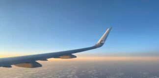 Etiketa záclony letadla: kdo rozhoduje?