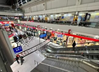 Мандрівники у Замкнутому Колі: Авіакомпанії та Онлайн-Агентства Звалюють Провину за Збої Рейсів через Конфлікт в Ірані