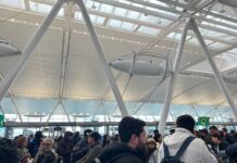 Turbulences liées aux voyages et à la technologie : chaos aéroportuaire, avantages du tourisme et monétisation de l’IA