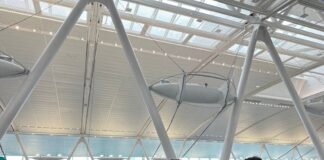 Turbulences liées aux voyages et à la technologie : chaos aéroportuaire, avantages du tourisme et monétisation de l’IA