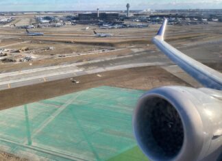 Інцидент з Boeing 737 United: Пілоти здійснили зліт з краю смуги, продовжили політ без огляду