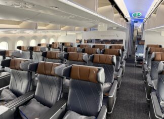 Назріває трудова суперечка: бортпровідники American Airlines вимагають підвищення оплати через проблеми з кейтерингом у Лондоні