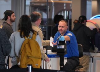 Черги в аеропортах скорочуються після поновлення виплати зарплати TSA