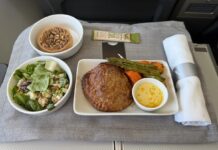 Стейк Веллінгтон від American Airlines до 100-річчя компанії: unexpectedly гідний бортовий обід