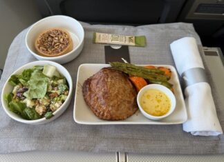 Стейк Веллінгтон від American Airlines до 100-річчя компанії: unexpectedly гідний бортовий обід