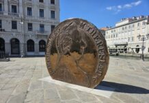 Eine Münze in der Größe eines Autos in Triest