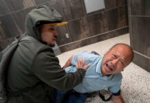 Співробітники ICE кинули заарештованого з навислою зовнішньою пов’язкою і зникли