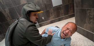 Сотрудники ICE бросили арестованного с нависшей наружной повязкой и скрылись