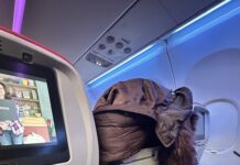 Как простой трюк с курткой портит экраны на бортах Delta Air Lines