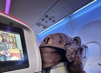 Как простой трюк с курткой портит экраны на бортах Delta Air Lines